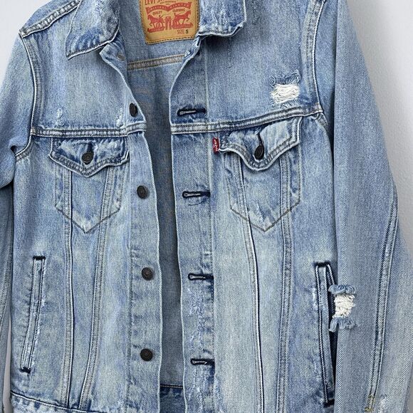 Levi’s Women’s Small Distressed Jean Jacket Trucker Light Wash Holes 100% Cotton - Picture 2 of 11